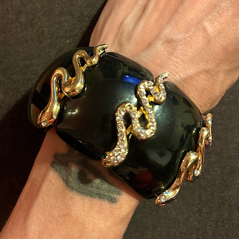 Chunky black and gold snake bracelet 🖤